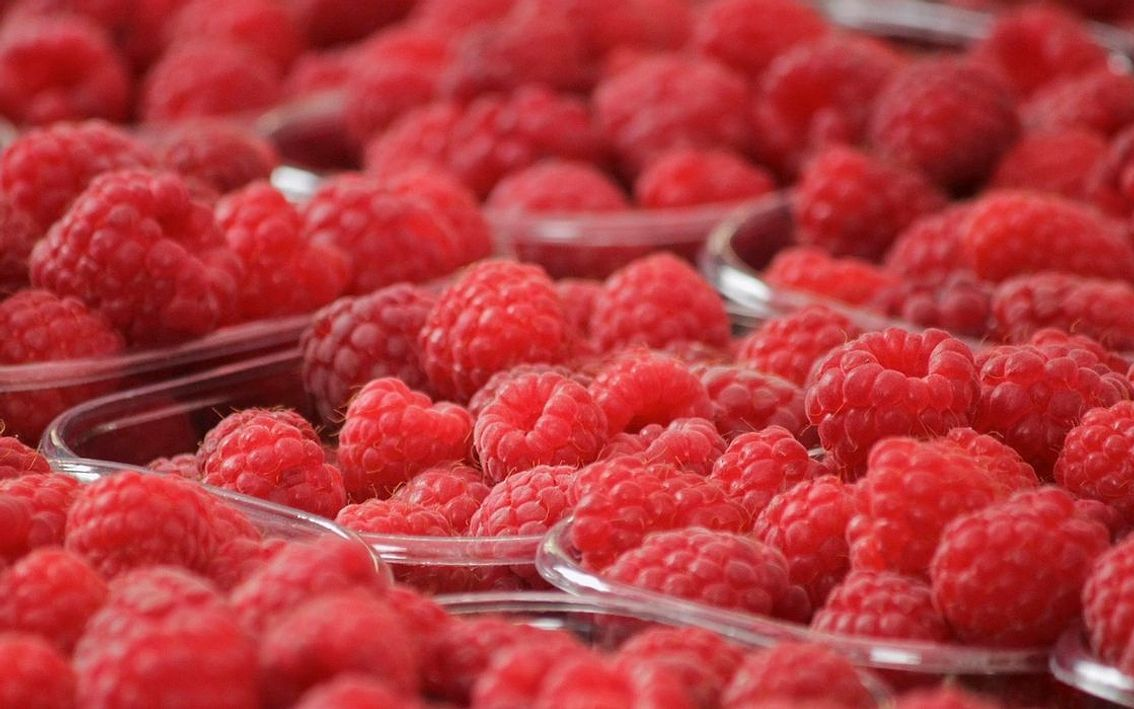 Mix de berries frescos en recipiente de vidrio